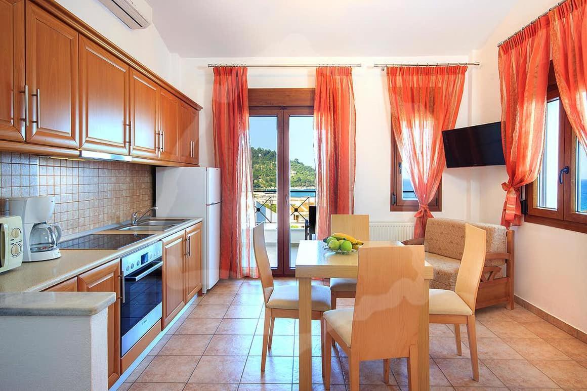 Loretta Maisonettes And Studios Chrysi Ammoudia Exterior photo